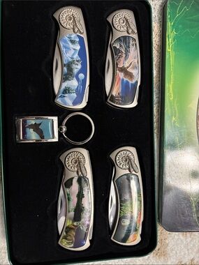Set of 4 folding Knife Set with Decorative Wildlife Handles - Silver Finish